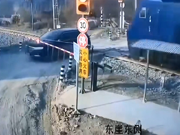Clip: SUV suýt bị xe ben 'báo hại' khi đứng cạnh đường tàu