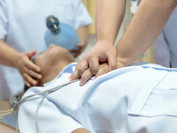 Qua đời vì ung thư sau khi nhập viện do đau bụng