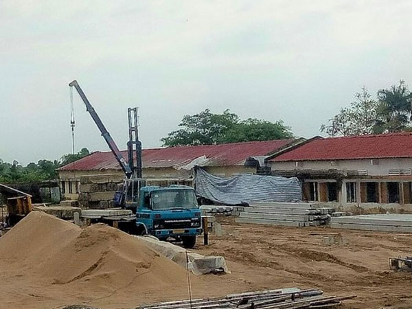 Cần cẩu đập vào nóc trường, 5 học sinh bị thương khi đang ngồi học