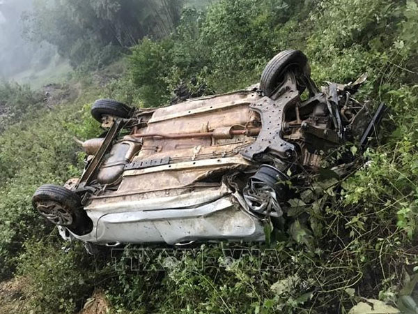 Xe taxi rơi xuống vực sâu, tài xế cùng 2 nam nữ hành khách bị thương nặng