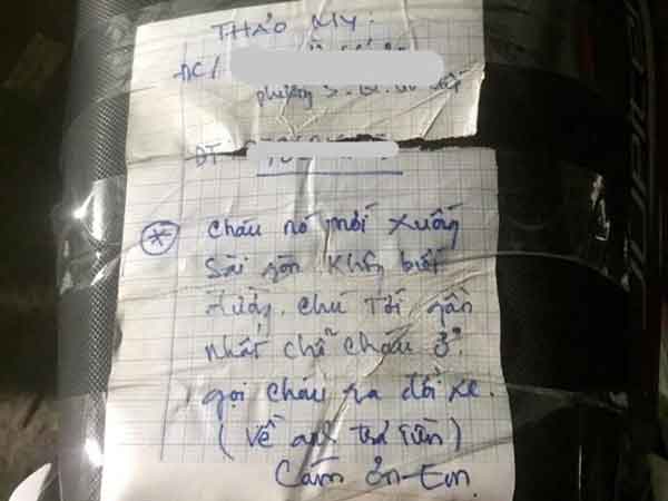 Bố gửi xe máy để tiện đi học xa nhà, nữ sinh phát hiện mảnh giấy đính kém khiến ai nấy nghẹn ngào