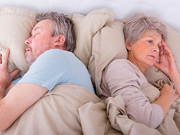 Vì sao các cặp vợ chồng sau 50 tuổi thường ngủ riêng?