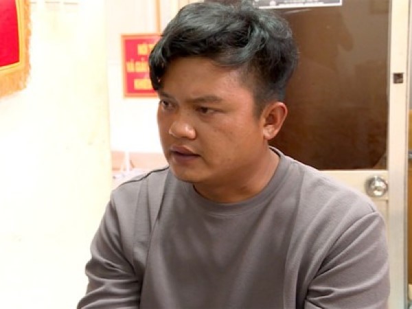 Chặn đường thiếu nữ để làm quen không thành, gã trai quay ra giở trò đồi bại, cướp điện thoại