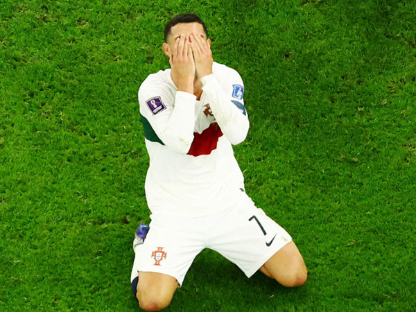 Bạn gái Ronaldo chỉ trích HLV Santos