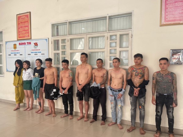 Triệt phá băng nhóm chuyên mang 'hàng nóng' chặn cướp người đi đường