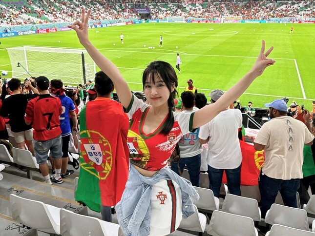 Hot girl Việt Nam sang Qatar xem World Cup 2022, cứ mặc áo đội nào là đội đó về nước
