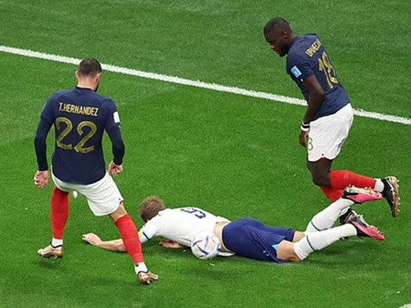 Fan Anh phẫn nộ vì đội nhà bị cướp mất 1 quả penalty