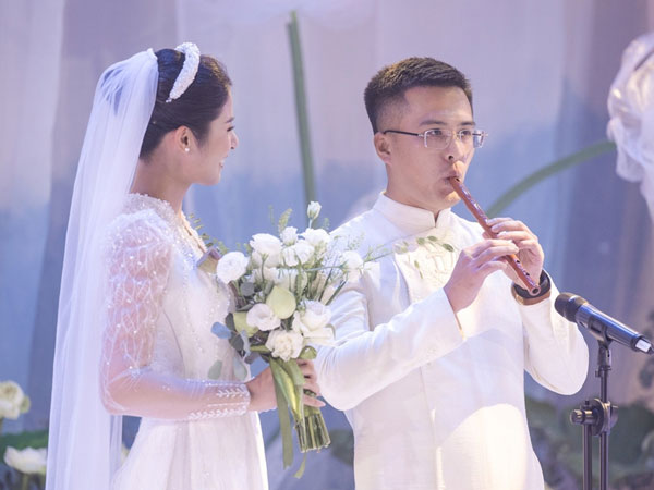 Chú rể thổi sáo tặng quà bất ngờ cho cô dâu Hoa hậu Ngọc Hân