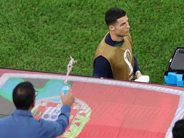 Ronaldo bị CĐV hắt nước trong trận thua của Bồ Đào Nha