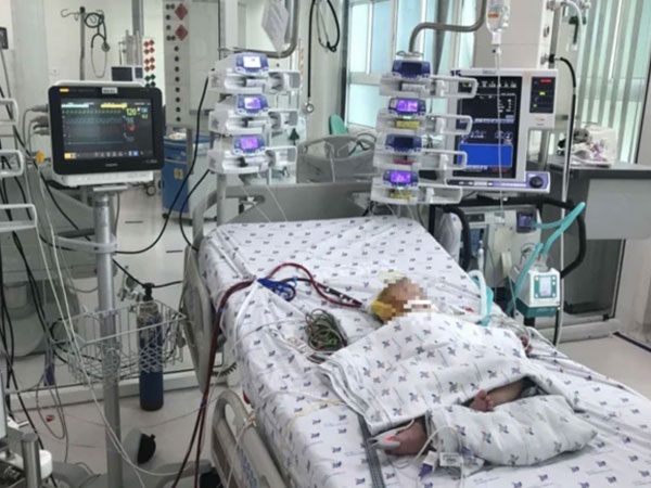 Bé 7 tháng tuổi sốc sốt xuất huyết được can thiệp ECMO cứu sống