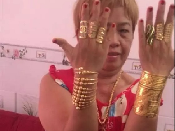 Xôn xao người phụ nữ vàng dát kín người đi dự đám cưới