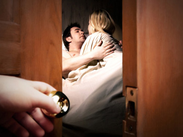 Vợ chết lặng nhìn chồng ôm eo gái trẻ vào nhà nghỉ để... tập văn nghệ