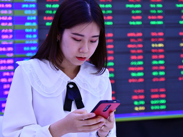 Giới đầu tư thận trọng chờ tín hiệu thế giới năm 2023