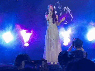 Đang hát bỗng thấy chiếc kính đánh rơi trên sân khấu, hành động của Hòa Minzy khiến fan la hét rần rần