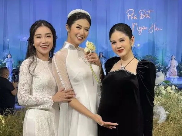 Mẹ bầu Thu Hoài đi đám cưới Ngọc Hân, nhan sắc chả kém cô dâu