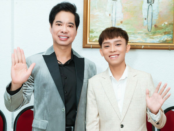 Hồ Văn Cường được khán giả tặng 'cơn mưa' tiền và vàng khi đi diễn, ai là người quản lý?