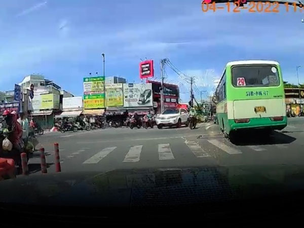 Tài xế xe buýt vượt đèn đỏ qua ngã tư đông đúc ở TP Thủ Đức