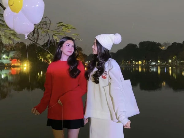 Hai ái nữ nhà Quyền Linh tận hưởng mùa đông Hà Nội, được khen như công chúa tuyết trắng