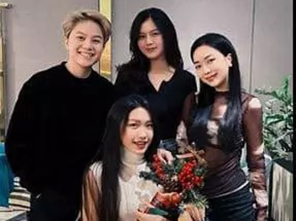 Bồ Văn Hậu đọ sắc bên dàn WAGs, nhan sắc cô nào cũng gây sốt