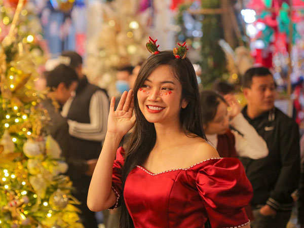 Người Hà Nội chen nhau chụp ảnh trên phố Hàng Mã đón Giáng sinh sớm