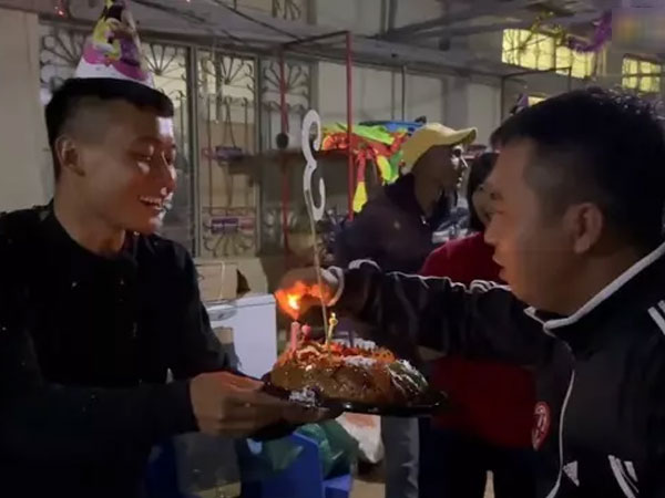 Ảnh cận loạt quà cực độc Quang Linh Vlog được tặng ngày sinh nhật