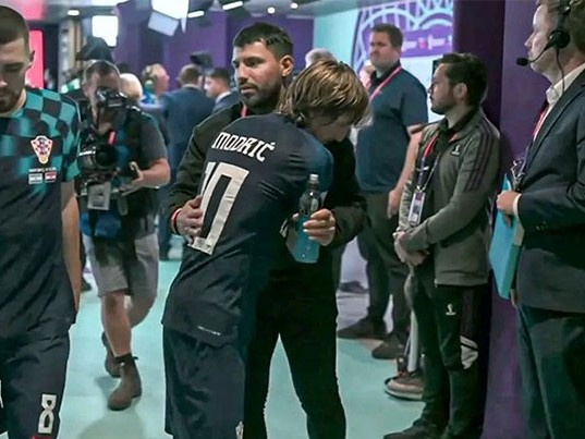Aguero vào tận đường hầm để an ủi Modric