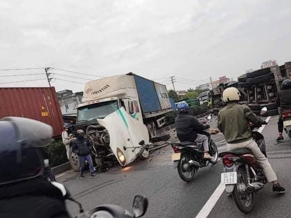 4 xe container đâm liên hoàn trên quốc lộ, 3 người thương vong