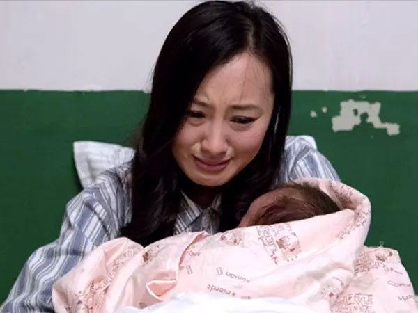 Đẻ mổ tốn tiền, chồng cho vợ ăn cơm muối vừng cả tháng