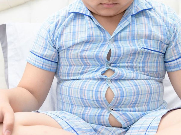 Bé 3 tuổi tăng cân đột biến lên 25kg: Bác sĩ chỉ thói quen gây hại của phụ huynh
