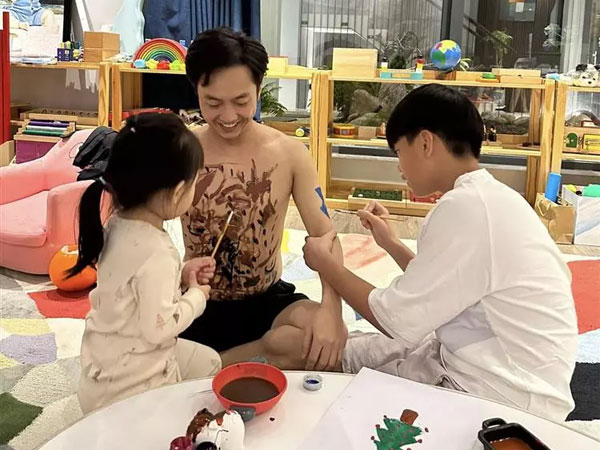 Cường Đô La chiều con hết nấc, ngồi im để các bé 'xăm hình'