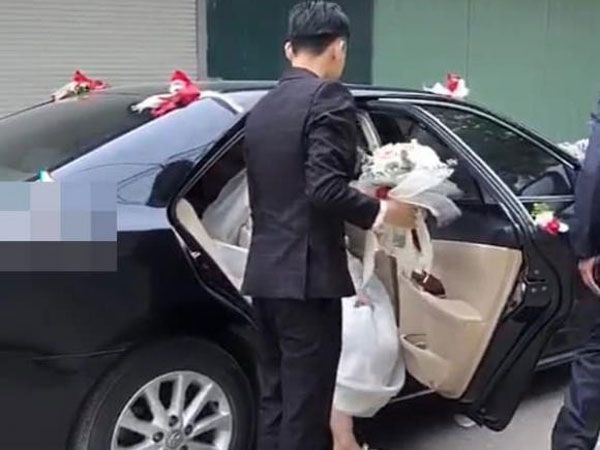 Chú rể mở cửa xe hoa cho cô dâu bước xuống, nhìn vật giấu dưới làn váy cưới dân tình được phen cười ngã ngửa: 'Đang ăn chơi dở thì phải lấy chồng đây mà!'