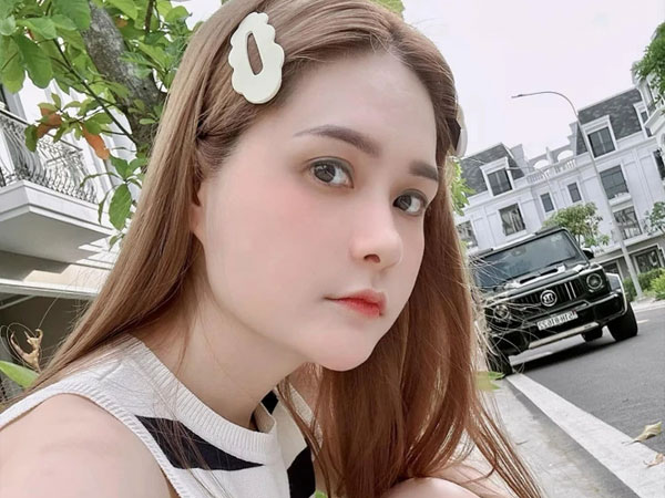 Bị xe ôm đụng trúng 'xế hộp' siêu sang của mình, Đoàn Di Băng có hành động tinh tế