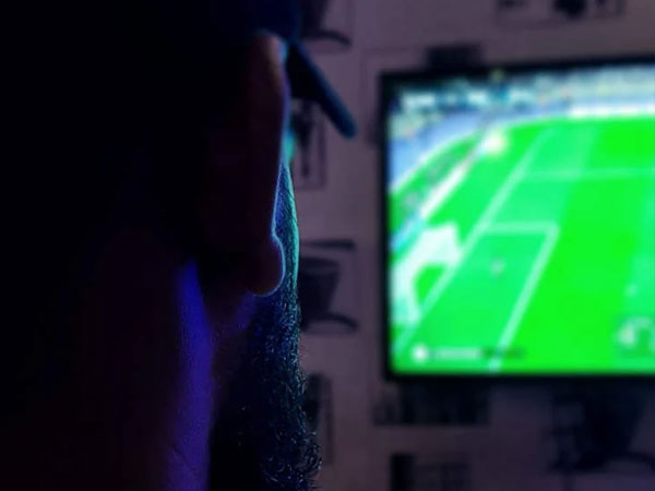 Thức xem World Cup suốt một tuần, thanh niên bị liệt luôn cơ mặt