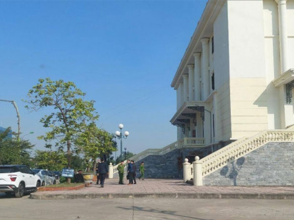 Tưới xăng châm lửa đốt tại trụ sở toà án tỉnh, cụ ông 82 tuổi nguy kịch