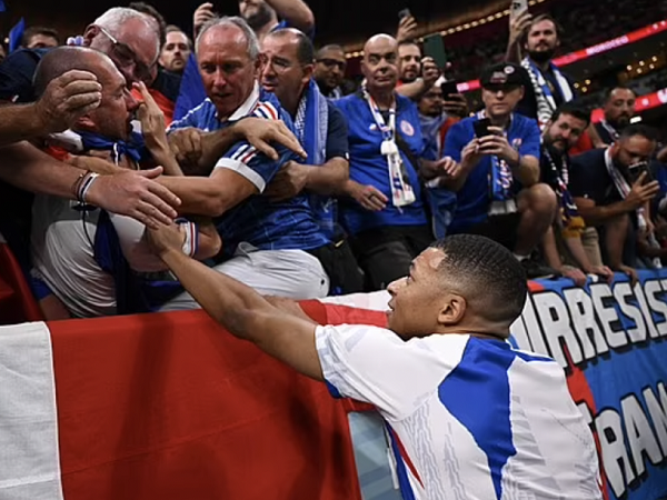 Mbappe gặp sự cố khó xử lúc khởi động trước trận Pháp vs Morocco