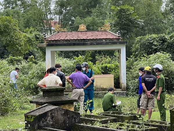 Đi hái nấm, người dân kinh hãi phát hiện điều này cạnh nghĩa địa