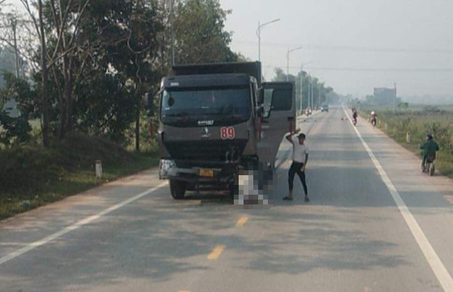 Thi thể nạn nhân kẹp ở đầu ô tô sau vụ tai nạn giao thông ở Vĩnh Phúc