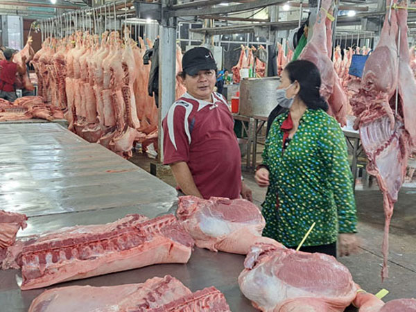 Chuyện lạ thị trường thịt heo cuối năm