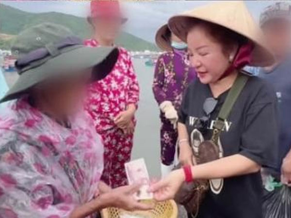 Làm từ thiện với người già, danh hài Thúy Nga bị dân mạng chỉ trích vì cách ăn nói 'kém duyên'