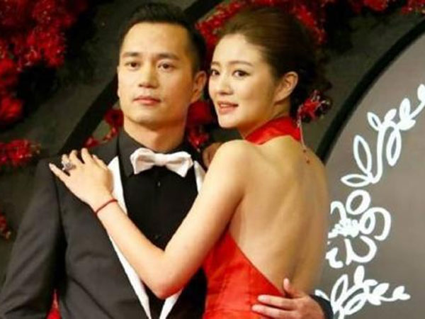 Chồng tỷ phú của An Dĩ Hiên mất bình tĩnh, liên tục kêu oan khi bị tòa cáo buộc 83 tội danh, nữ diễn viên tiếp tục vắng mặt
