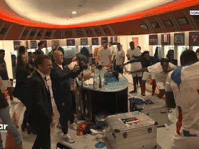 Tổng thống Pháp vào tận phòng thay đồ, ôm từng cầu thủ mừng chiến tích vào chung kết World Cup