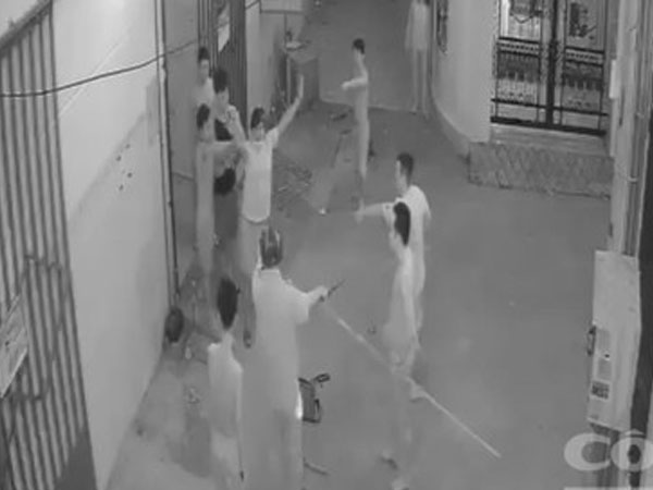 Clip cả khu trọ chốt cửa, hô hoán nhau vây bắt trộm... như phim