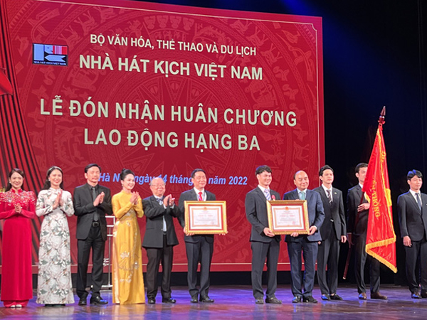 Xuân Bắc và Nhà hát Kịch Việt Nam đón nhận Huân chương Lao động hạng ba