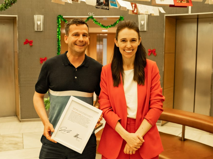 Thủ tướng New Zealand bán đấu giá bản sao lời miệt thị lãnh đạo đối lập để gây quỹ từ thiện
