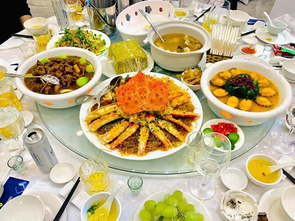 Cỗ cưới Quảng Ninh 20 triệu/mâm, toàn cua hoàng đế với bào ngư