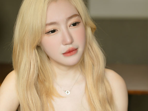 Bị mỉa mai vì đăng bài tìm nhà tài trợ quần áo cho 2 con, Elly Trần bức xúc lên tiếng: 'Mọi người nhìn rộng ra giùm em'