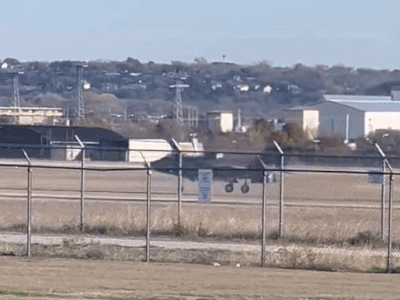 Clip: Siêu tiêm kích F-35B mài mũi xuống đường băng, phi công bung dù thoát hiểm