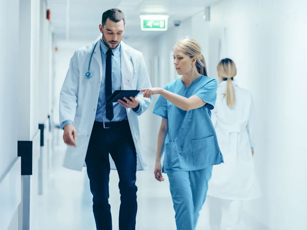 Mới tốt nghiệp cấp 3 nhưng giả làm bác sĩ làm việc trong bệnh viện hơn 1 năm không ai biết