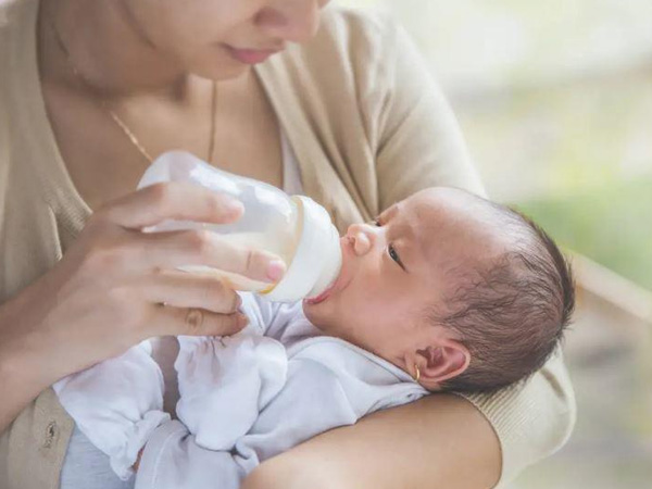 Bé 3 tháng tuổi co giật sau khi uống nước, BS cảnh báo thói quen nhiều mẹ tưởng tốt hóa hại con