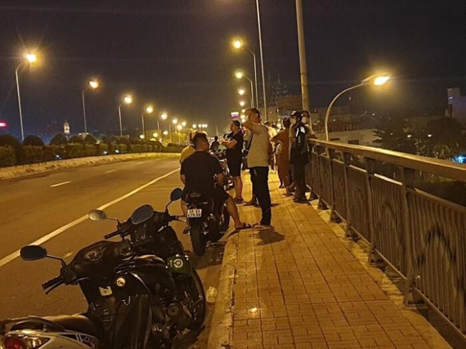 Cha vội vàng chạy đến khi nhận tin con trai đứng ở thành cầu, vừa giáp mặt liền chứng kiến cảnh đau lòng